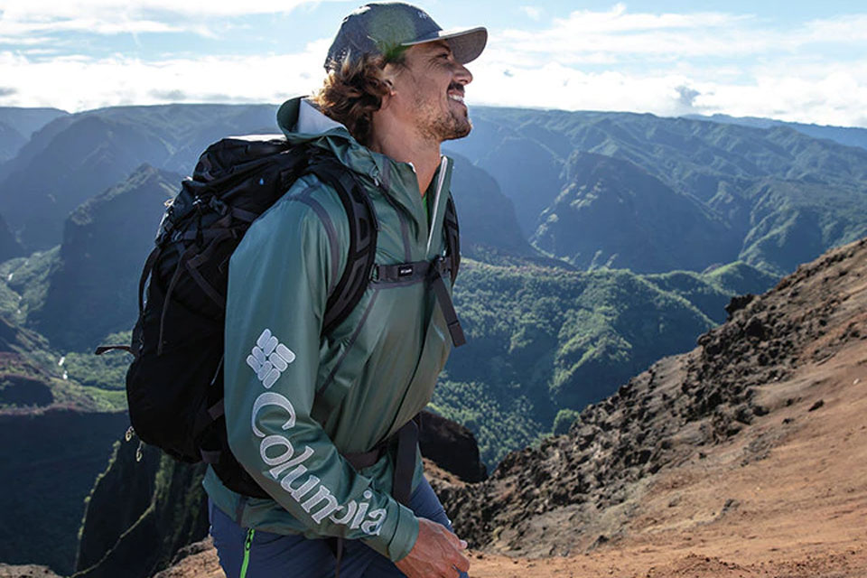 Homme Faisant De La Randonnée Et De La Nature Avec Une Montre