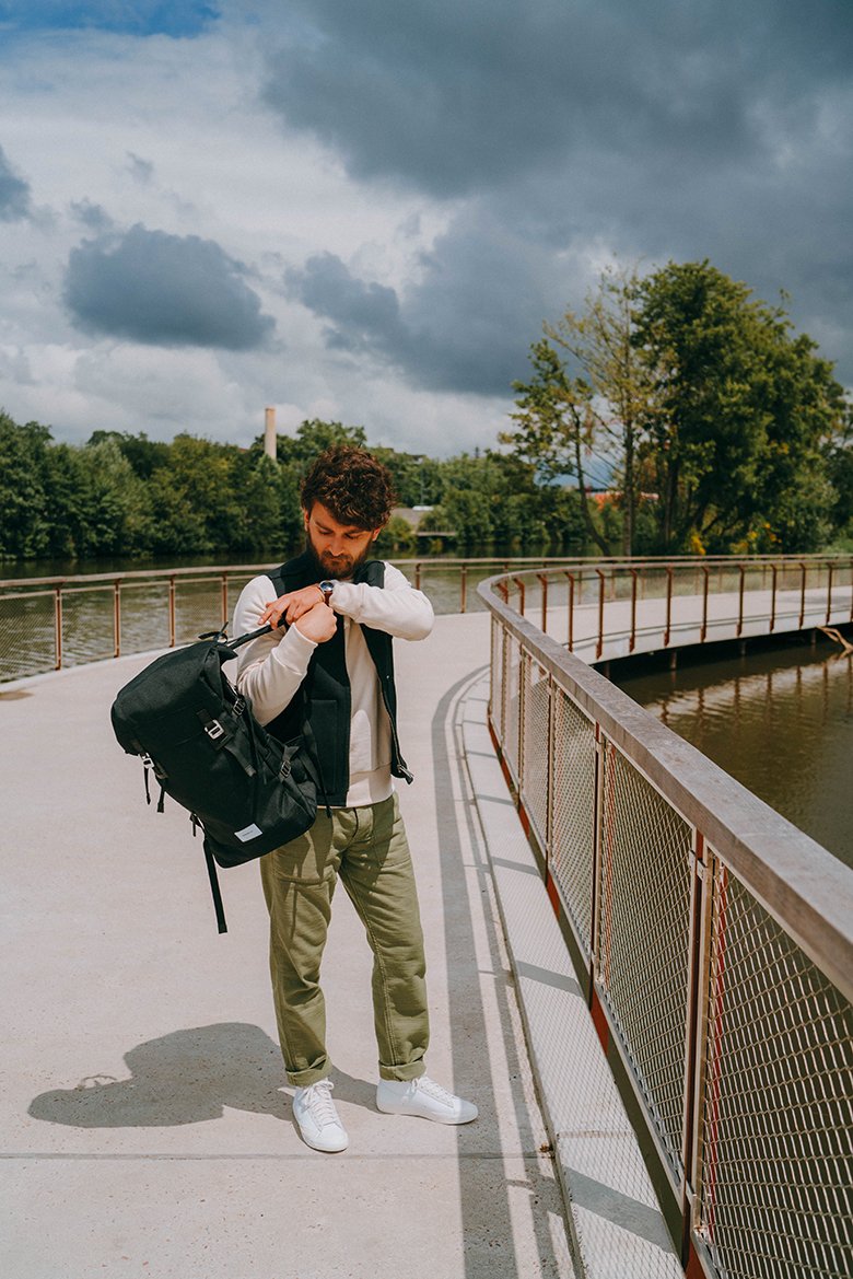 Un sac de voyage résistant et complet en cuir pour homme