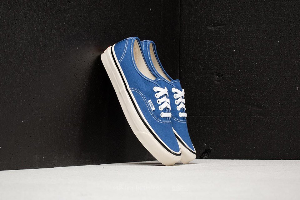 avis vans authentic