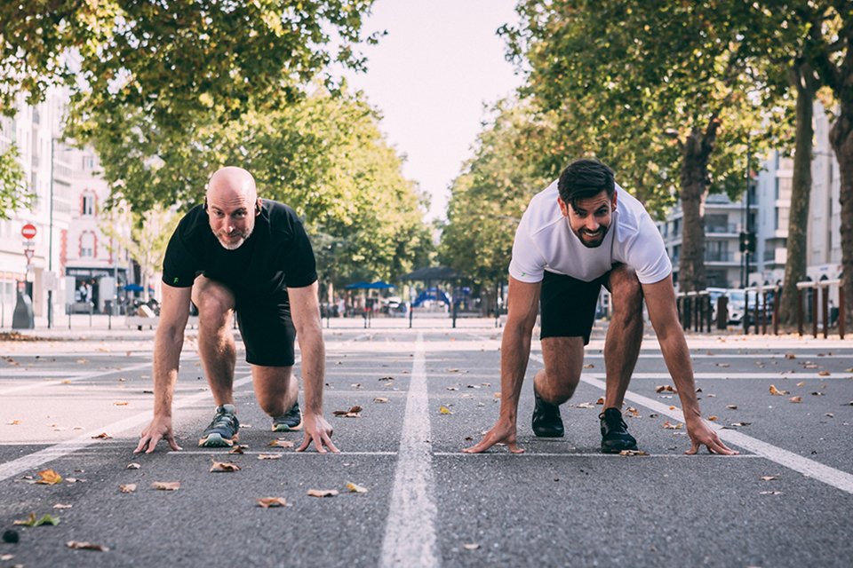 Homme En Tenue De Sport Sur L'allée De La Ville