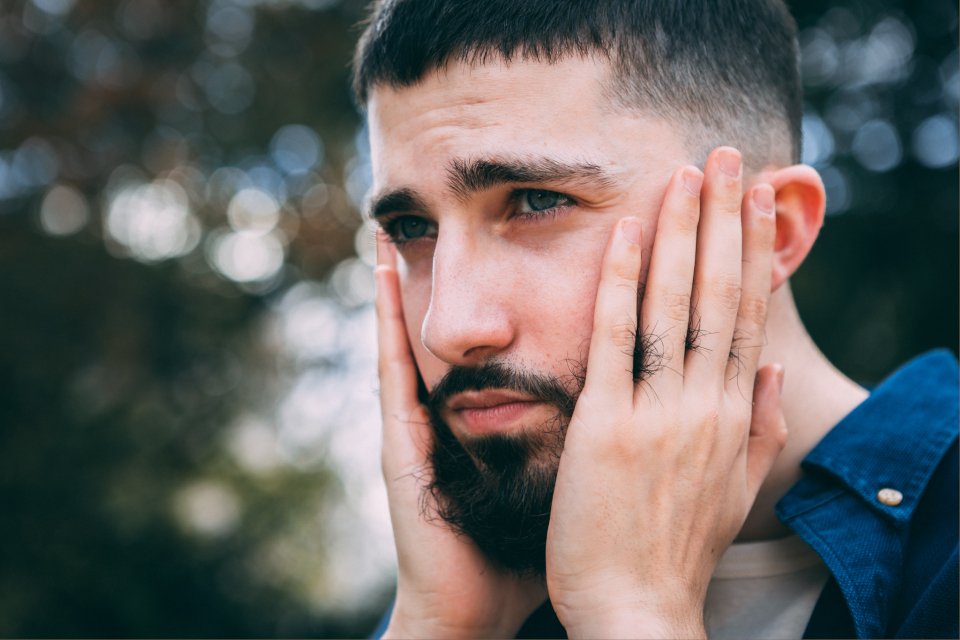 baume bivouak barbe homme regard a lhorizon