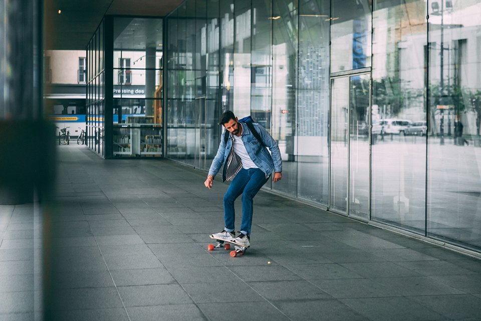 look homme surf skate mouvement