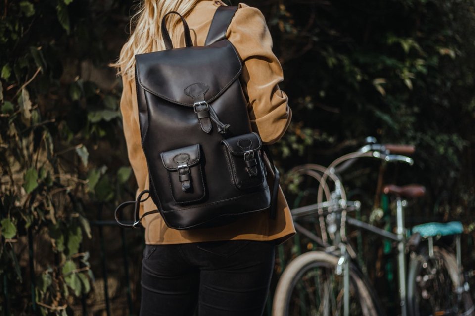 Pachamama sac à dos cuir noir femme blonde 2