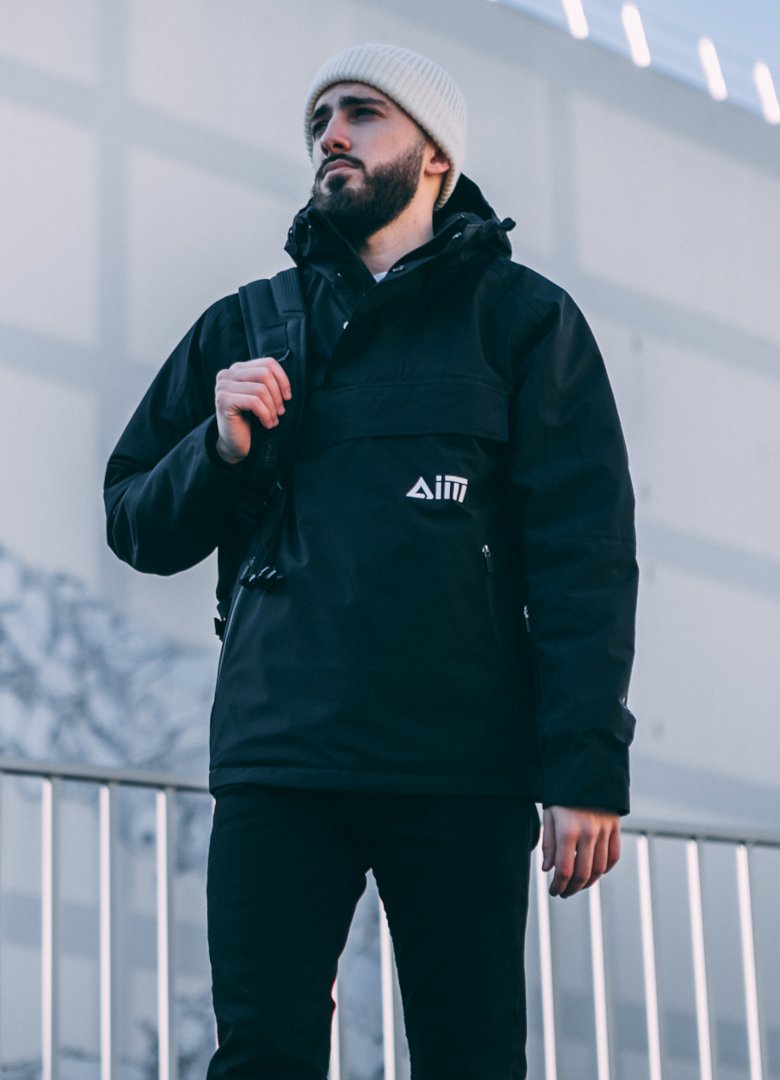 parka noir homme debout techwear aim experience