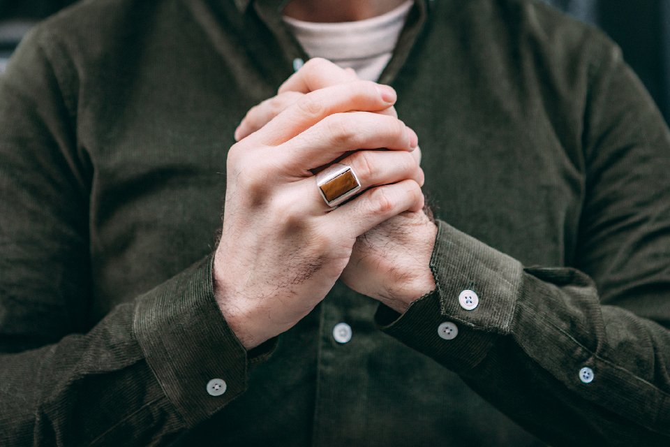 chemise-poignets-bague-homme