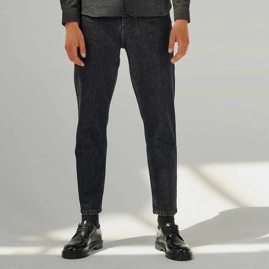 Jean tapered Maison Standards noir délavé | Nos coups de coeur