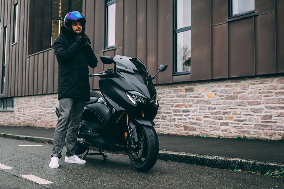 MotoMax Tulle - Une jeune cliente heureuse de repartir avec ça