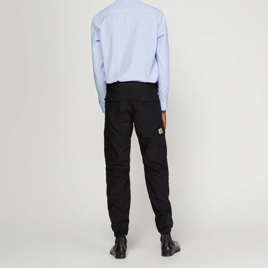 pantalon cargo carhartt slim fit noir porté de dos