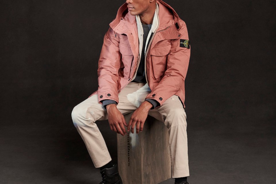 stone island veste rose homme assis