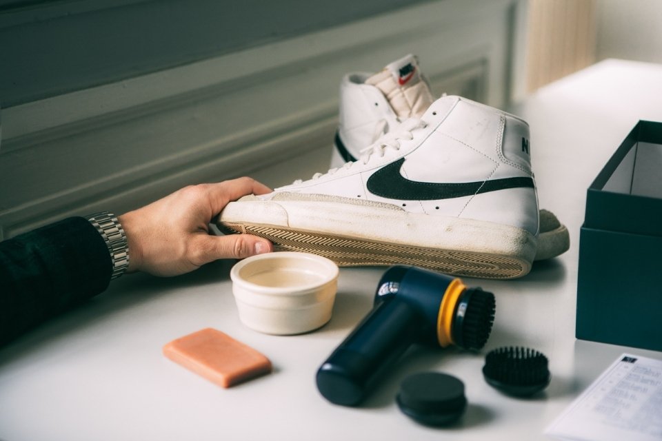 Aujourd'hui on vous présente le nettoyeur de basket Philips  Sneaker  Cleaner  . 🤩 Avec lui plus besoin de frotter, il est équipé de plusieurs  brosses, By Boulanger