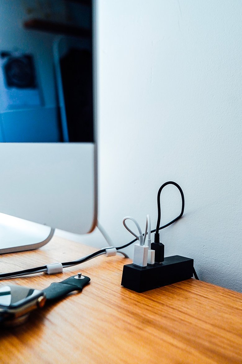 Maison Joe Bureau cables portrait