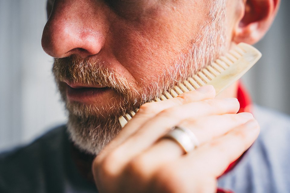 La différence entre une brosse et un peigne à barbe - Sapiens