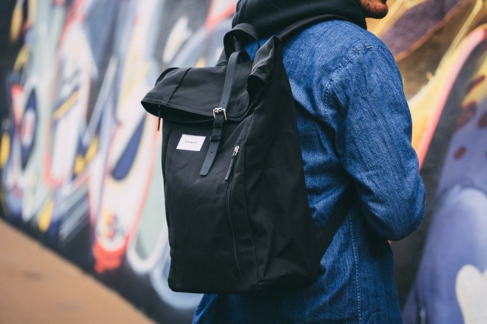 Un sac de voyage résistant et complet en cuir pour homme