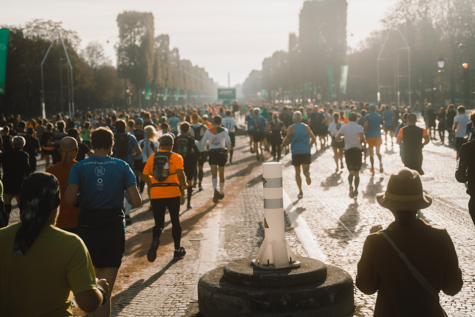 Marathon Paris 2021 Depart coureurs dos