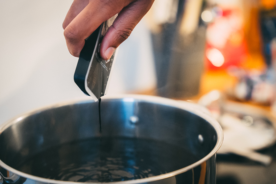 Tous nos conseils pour teindre un vêtement soi-même