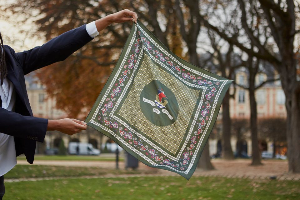 comment nouer un foulard carré 