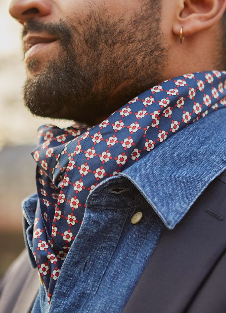 Comment porter, nouer, mettre foulard en soie ?