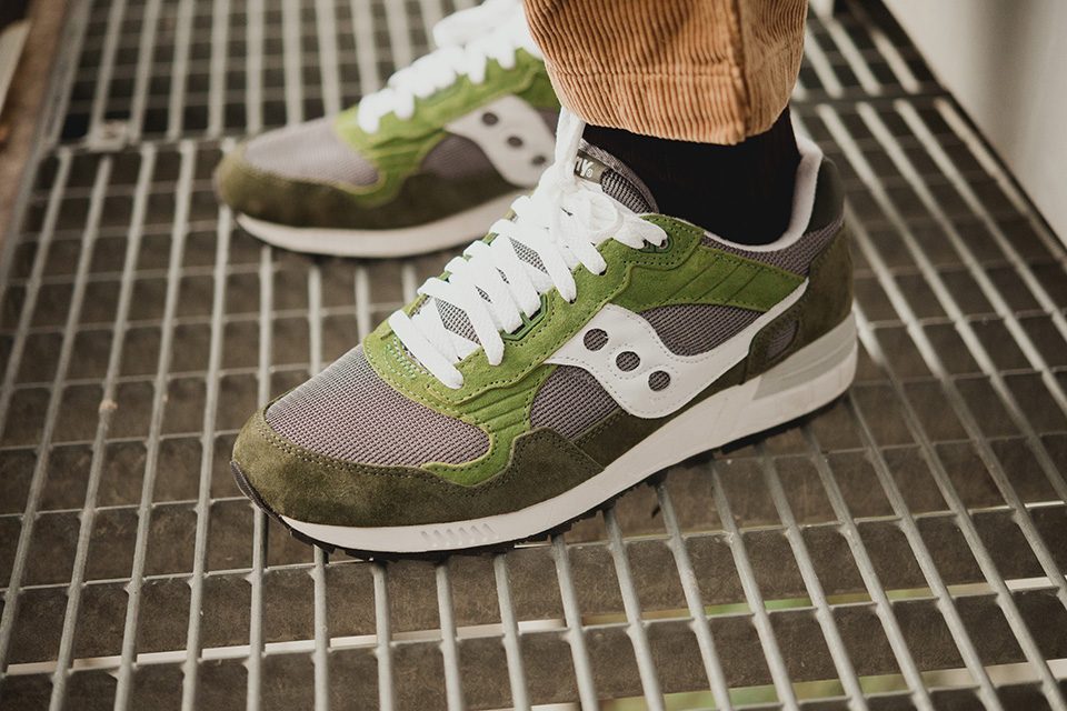 look baskets saucony shadow 5000 vert kaki portee