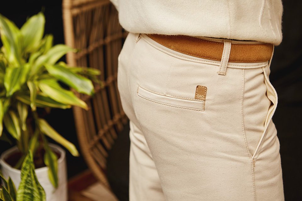 chino ecru dao details poches arrieres