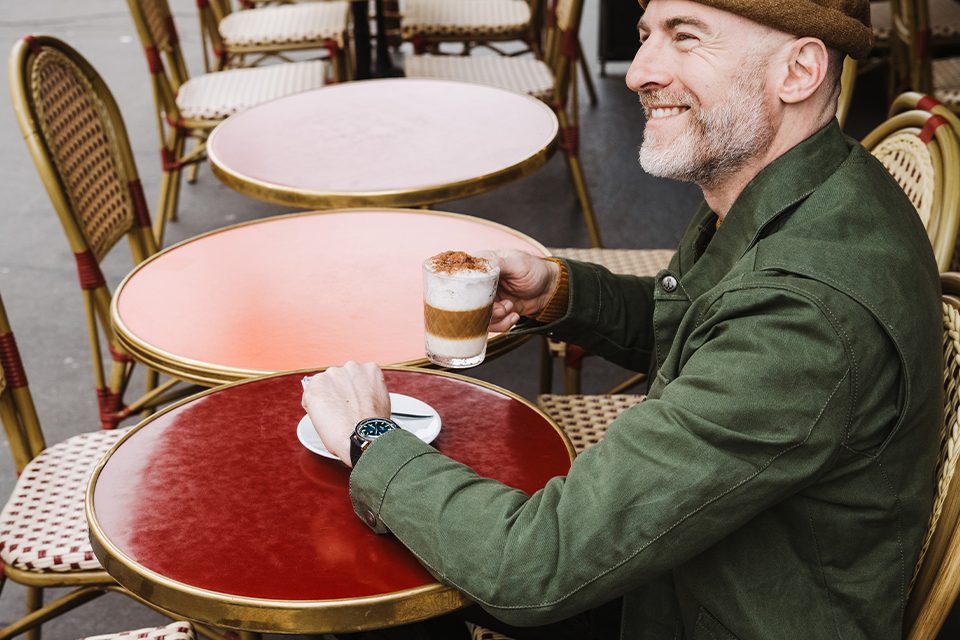 homme avec montre en terrasse à paris