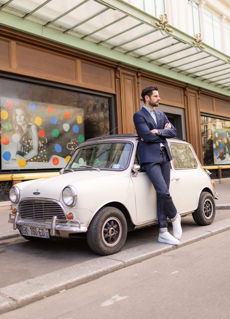 mini voiture vintage dans paris