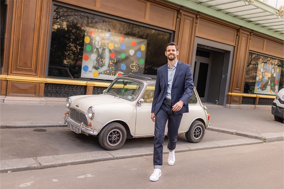 jean baskets avec une veste de costume