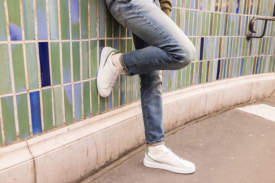 porter un jean délavé avec des baskets