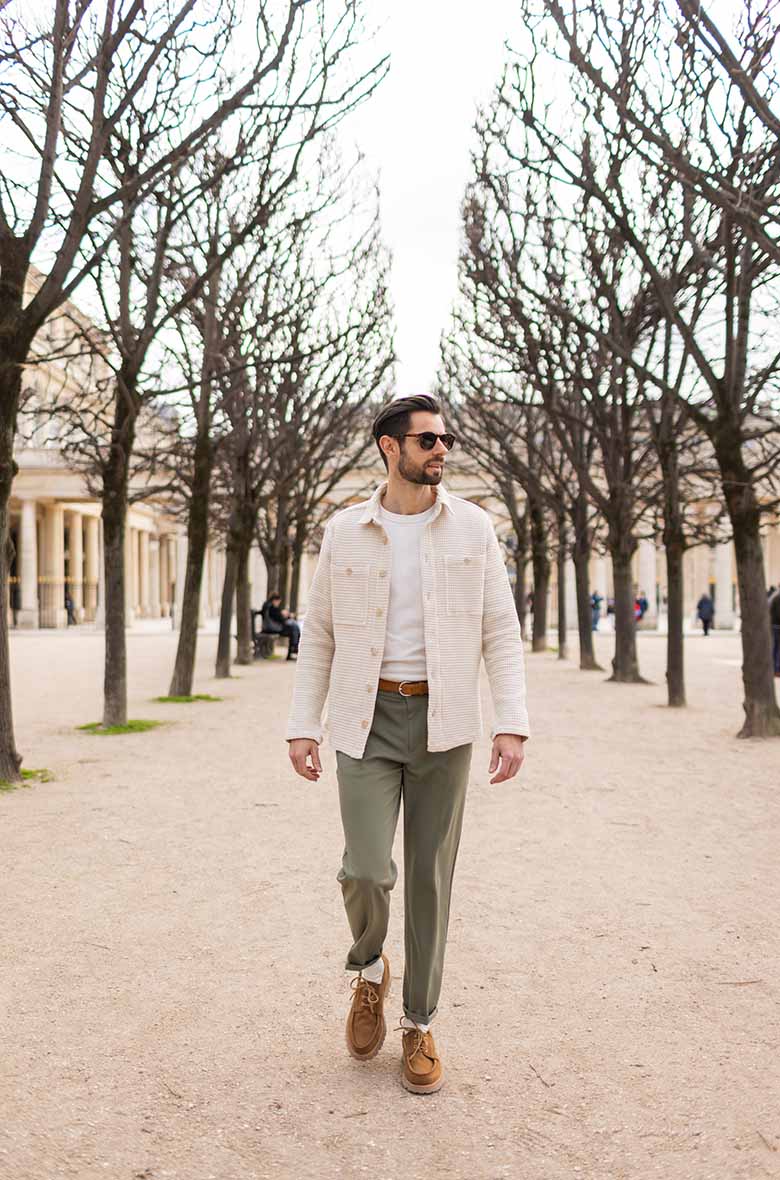 tenue homme printemps surchemise beige look complet