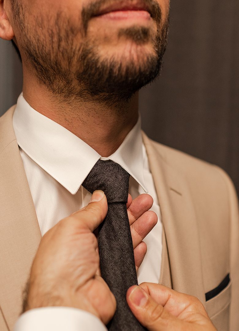 cravate noire costume beige mariage