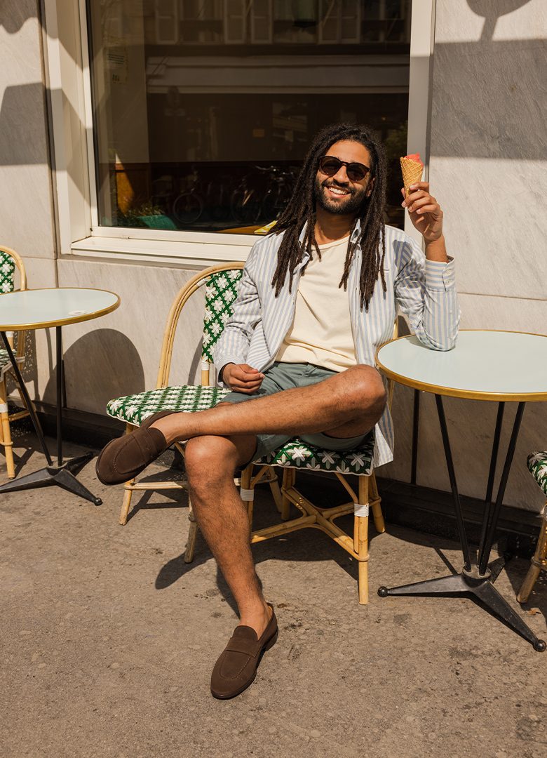 look d'été avec une chemise à rayures