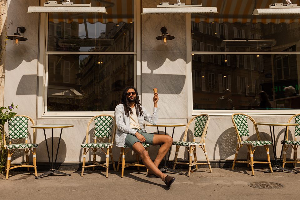 look d'été avec une chemise à rayures