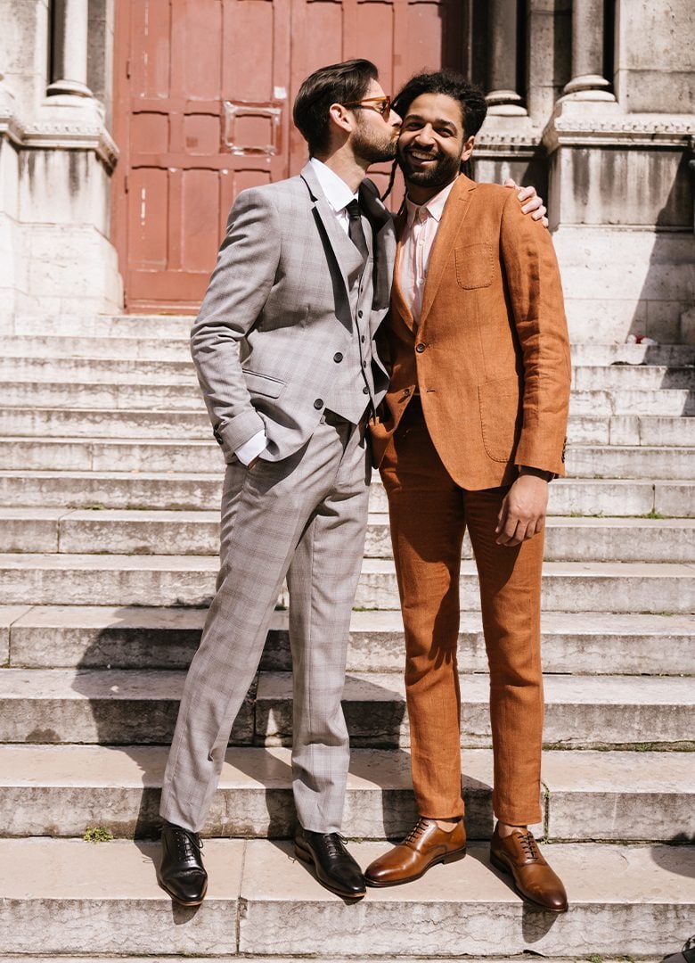 mariage deux hommes sur marche église