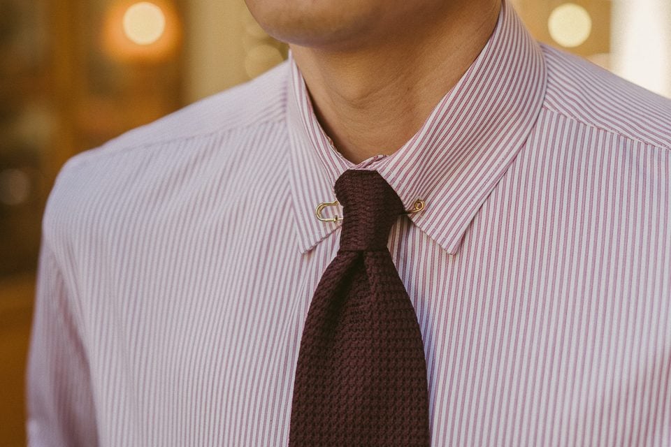 Chemise col épinglé et cravate bordeaux