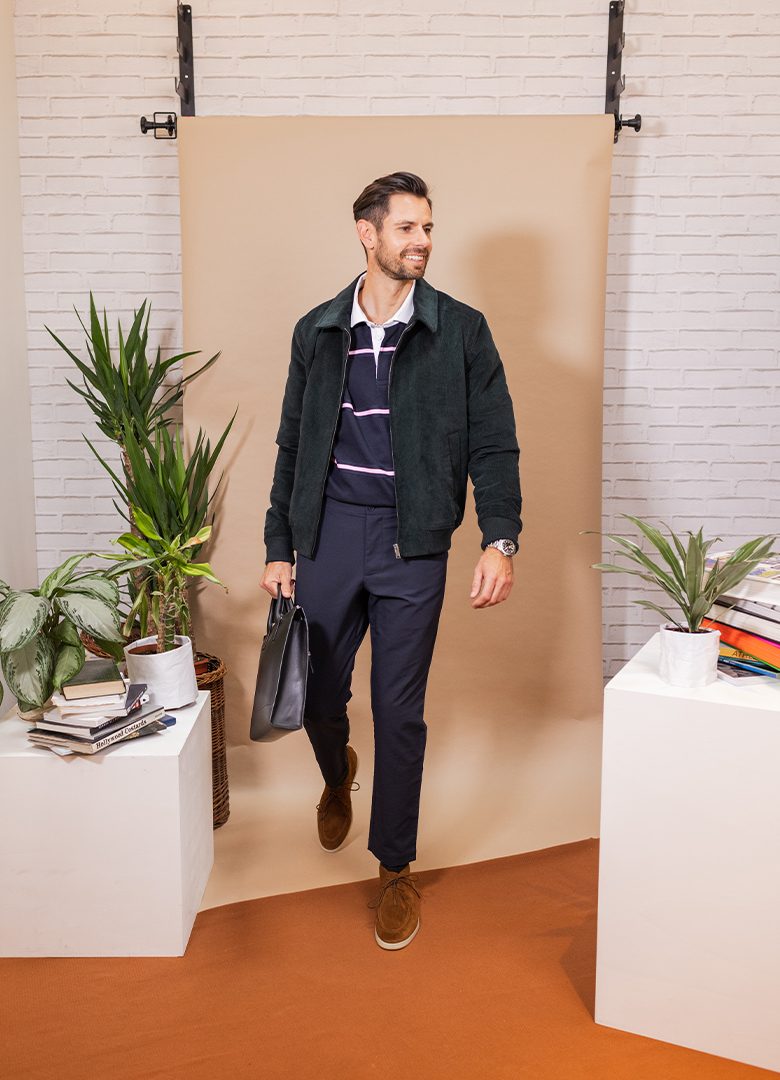 Style De Mode Et Tendance. Look à La Mode De L'homme Qui Marche Au Bureau.  Concept De Vêtements Pour Hommes. Homme D'affaires élégant Et Stylé. Homme  Dans Des Vêtements De Style Urbain.