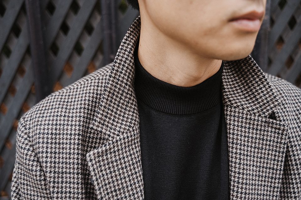 pull noir avec manteau à motifs