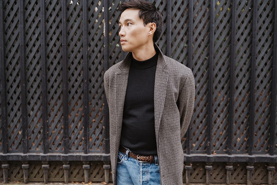 pull noir avec manteau à motifs