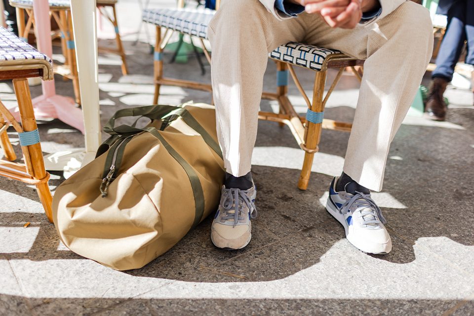 pantalon en velours et baskets