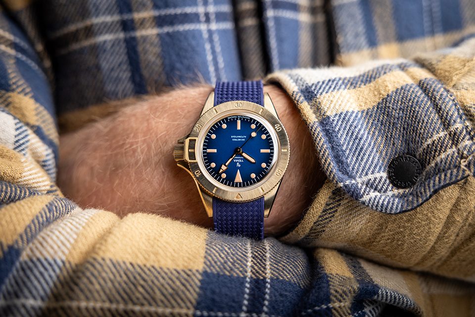 Yema Superman bronze CMM.10 bleu poignet