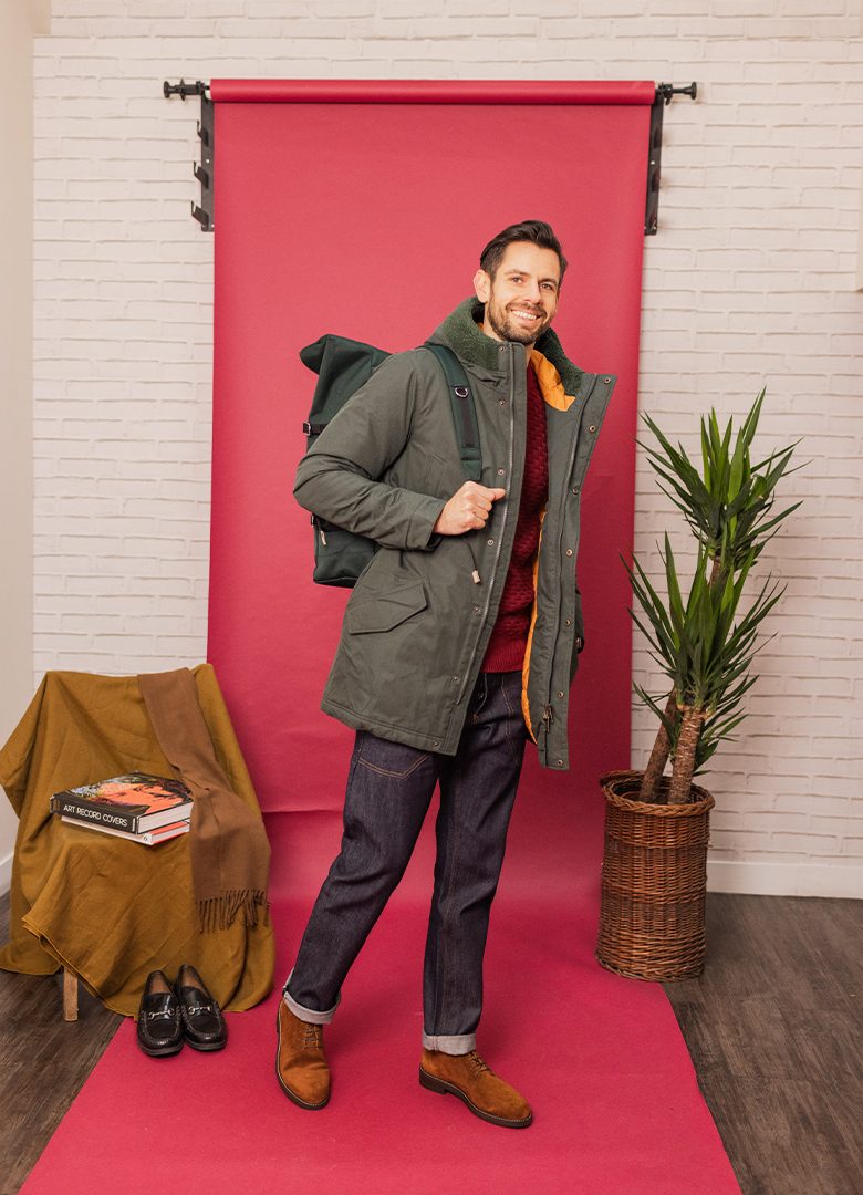 Un pull à col roulé à porter avec un sac à dos en toile rouge (2 tenues et  looks)