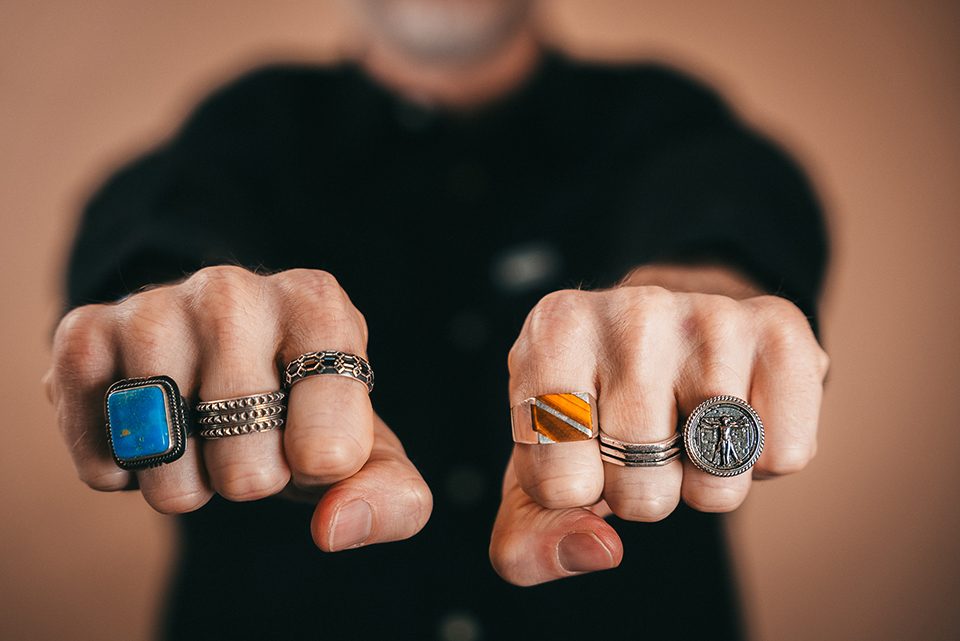 Bague pour homme : conseils, matières, signification, tendances