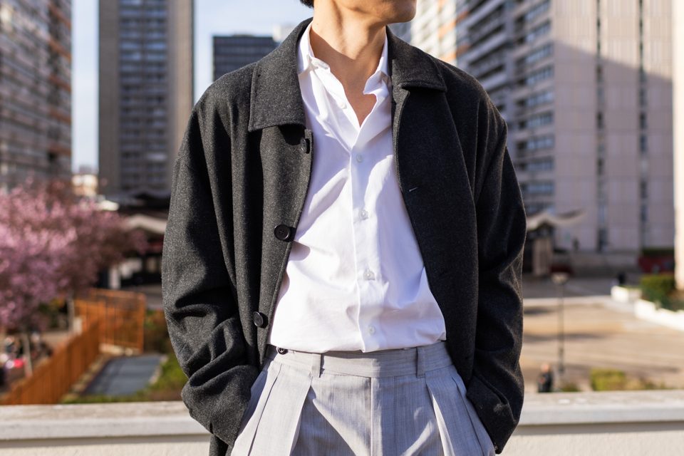 details look chemise blanche et pantalon gris avec manteau anthracite
