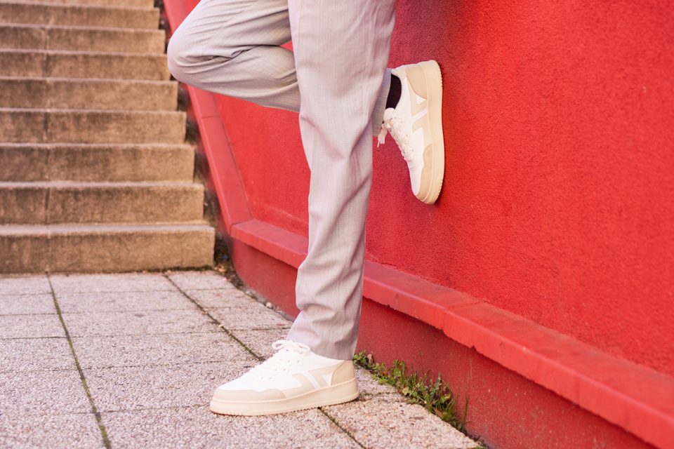 details pantalon gris claudio mariani et sneakers blanches