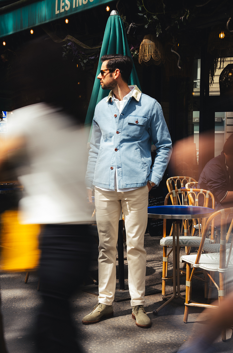 tenue veste jean clair pantalon blanc homme printemps