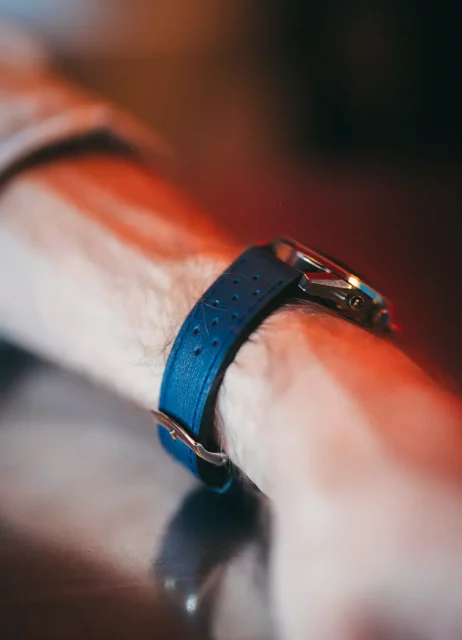 bracelet cuir bleu montre style automobile maison fevre bleu