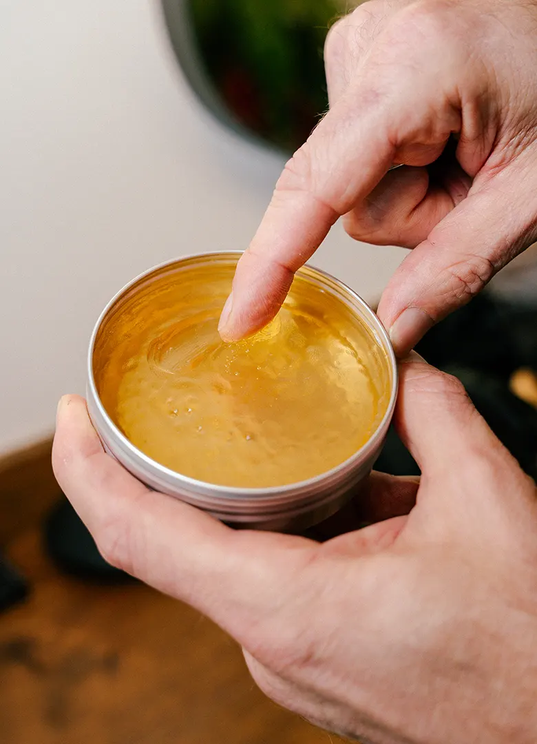 application cire brillante cheveux noisette