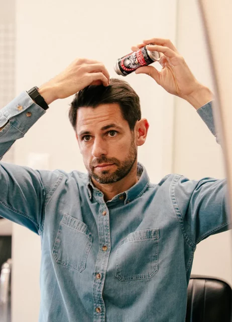 application poudre coiffante cheveux homme