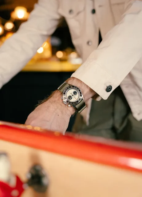 montre automatique chronographe neotype LM02 panda essayage