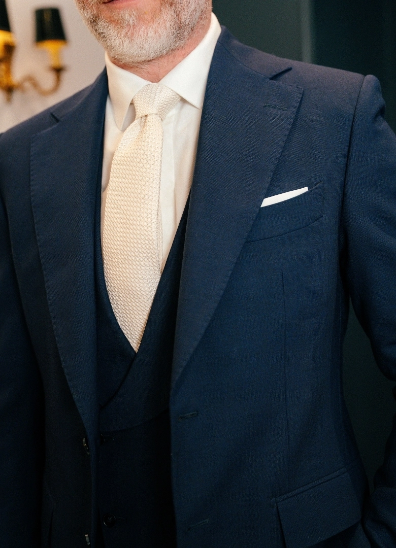costume bleu mariage pochette