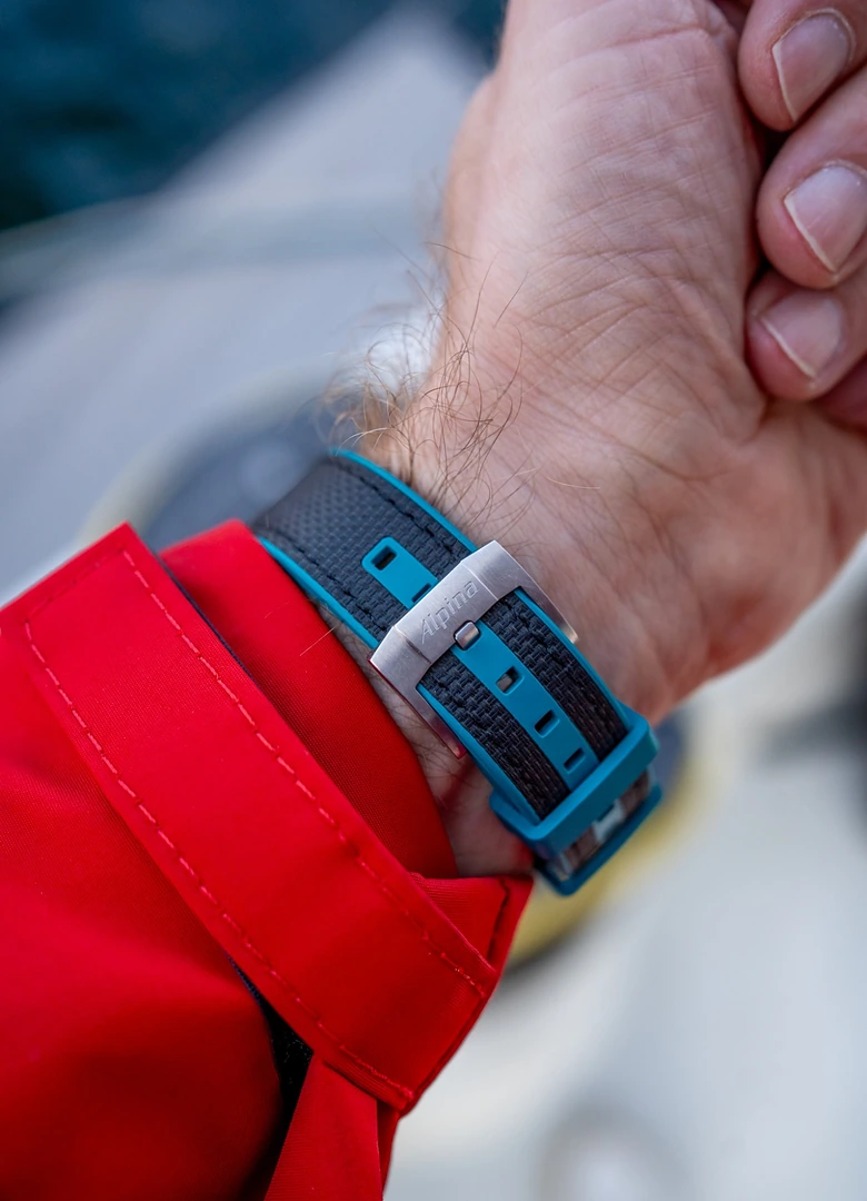 Boucle Alpina et bracelet noir à doublure turquoise de la Seastrong Diver Extreme Route du Rhum au poignet