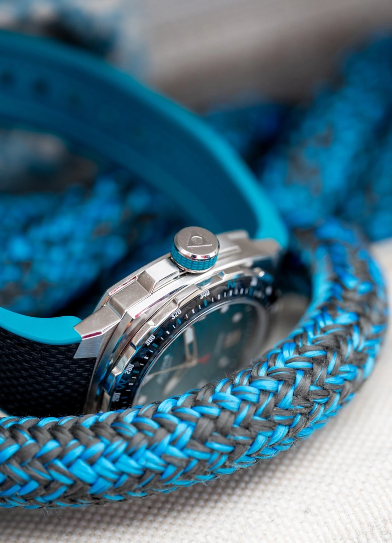Profil du boîtier acier et couronne turquoise de l'Alpina Seastrong Diver Extreme Route du Rhum